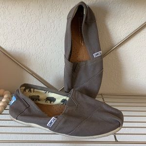 Women’s TOMS classic canvas sneaker